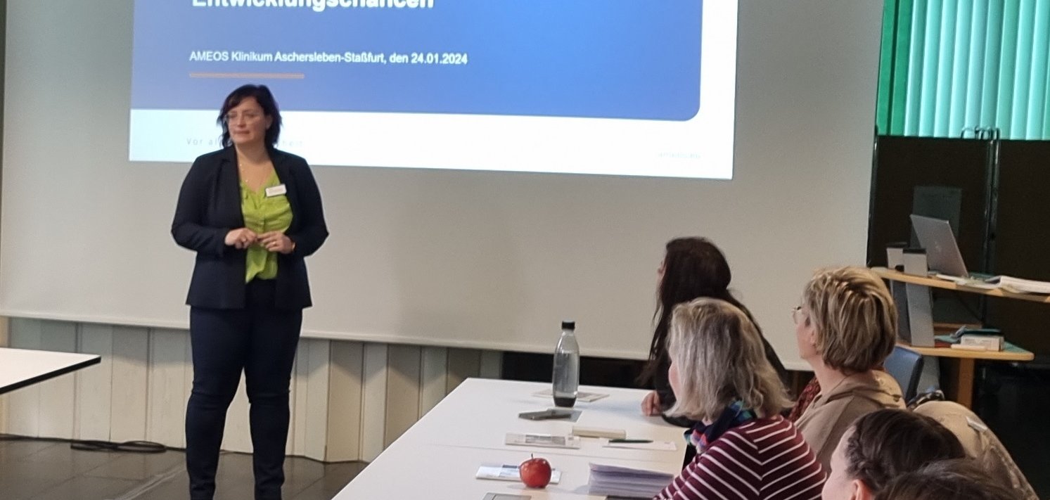 Vivian Leitmann-Ehrler, Deputy Director of Nursing, explains the training opportunities at AMEOS to the job centre employees present.
