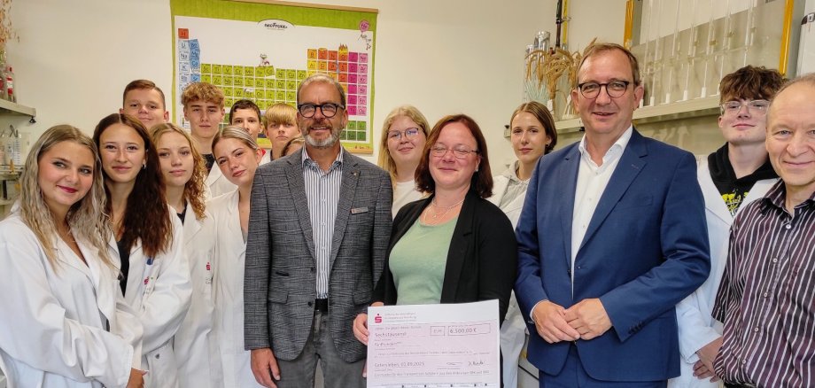 Laboratory manager Dr Sandra Färber (centre) and Professor Nicolaus von Wirén (right), Chairman of the Association for the Promotion of the "Green Laboratory Gatersleben" school laboratory. Laboratory manager Dr Sandra Färber (centre) and Professor Nicolaus von Wirén (right), Chairman of the Association for the Promotion of the "Green Laboratory Gatersleben" school laboratory.