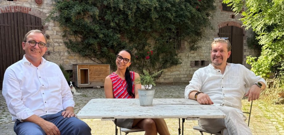 District Administrator Markus Bauer (left) sits with Marlen and Kai Luther on the farm of the Lutherhof in Drohndorf near Aschersleben. District Administrator Markus Bauer (left) sits with Marlen and Kai Luther on the farm of the Lutherhof in Drohndorf near Aschersleben.