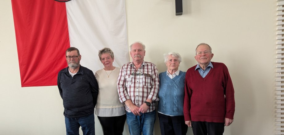 Dr Harald Lüdtkemeier (right in the picture) is the new chairman, Christine Pfeiffer (2nd from left) is the deputy chairman. In addition, Frank Kaina (centre) was appointed as secretary, Frank Habich (left) as treasurer and Annemarie Rockmann (2nd from right) as assessor.