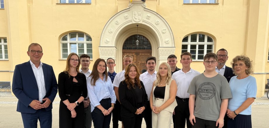 The picture shows District Administrator Markus Bauer (left) together with the new trainees and students together with Head of Specialist Services Mathias Kiegeland (2nd from right) and Head of Training Manuela Jansen (right). The picture shows District Administrator Markus Bauer (left) together with the new trainees and students together with Head of Specialist Services Mathias Kiegeland (2nd from right) and Head of Training Manuela Jansen (right).