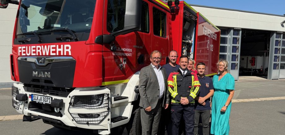 District Administrator Markus Bauer and District Fire Chief Tobias Schumann (front row) put the new vehicle into service together with employees from the fire and disaster control and rescue service of the Salzland district. District Administrator Markus Bauer and District Fire Chief Tobias Schumann (front row) put the new vehicle into service together with employees from the fire and disaster control and rescue service of the Salzland district.