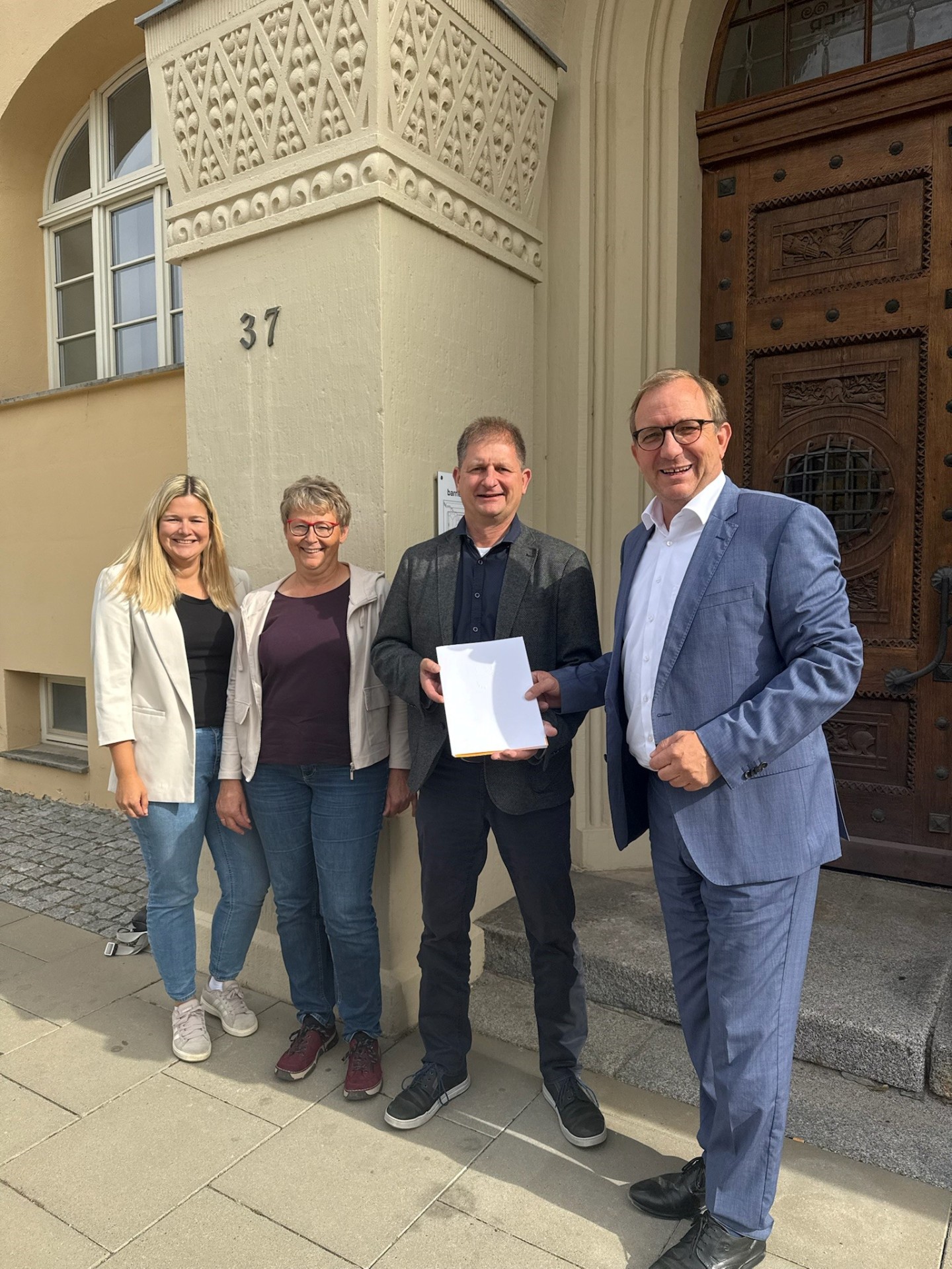 From right: District Administrator Markus Bauer at a joint information session with Bördeland’s Mayor Marco Schmoldt, as well as Evelin Wolter and Luisa Brune, staff members of the District and Economic Development and Tourism Department