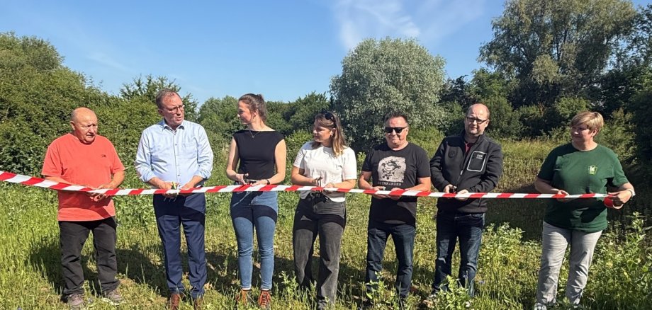 District Administrator Markus Bauer (2nd from left) and Tilo Wechselberger (3rd from right) – he is the chairman of the ‘Unteres Saaletal’ Nature Park Association and, in his professional capacity, head of specialist services in the Salzland district – other members of the ‘Unteres Saaletal’ Nature Park Association, as well as Plötzkau’s mayor, Peter Rosenhagen (left). District Administrator Markus Bauer (2nd from left) and Tilo Wechselberger (3rd from right) – he is the chairman of the ‘Unteres Saaletal’ Nature Park Association and, in his professional capacity, head of specialist services in the Salzland district – other members of the ‘Unteres Saaletal’ Nature Park Association, as well as Plötzkau’s mayor, Peter Rosenhagen (left).