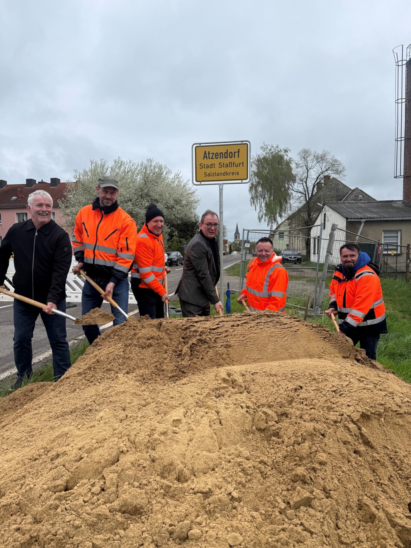 District Administrator Markus Bauer (3rd from right) and Head of Department Tilo Wechselberger (2nd from right), Atzendorf's mayor Peter Rotter (left) and representatives of the contractor Jaeger Spezial- und Tiefbau GmbH + Co. KG from Bernburg at the official ground-breaking ceremony on the K 1302.