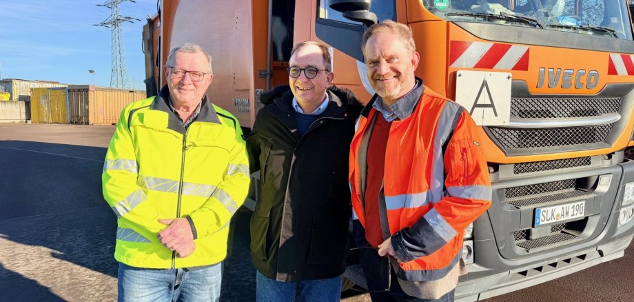 Ralf Felgenträger (left) and Dirk Trappe (right), old and new KWB operations manager, with District Administrator Markus Bauer.