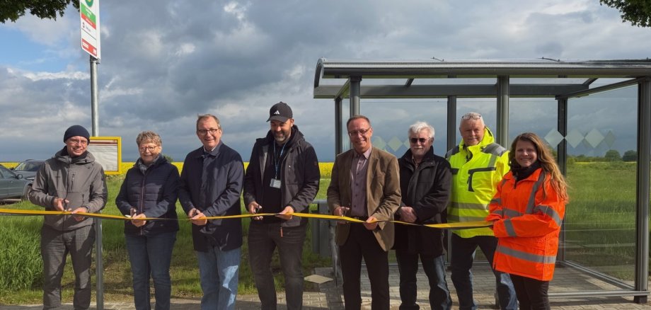 District Administrator Markus Bauer (3rd from left), Cochstedt's Mayor Steven Scheller (left), Gerd Haßkerl (4th from right) Managing Director of the district transport company, Chris Pumptow (4th from left) from the site management of the National Testing Centre in Cochstedt District Administrator Markus Bauer (3rd from left), Cochstedt's Mayor Steven Scheller (left), Gerd Haßkerl (4th from right) Managing Director of the district transport company, Chris Pumptow (4th from left) from the site management of the National Testing Centre in Cochstedt