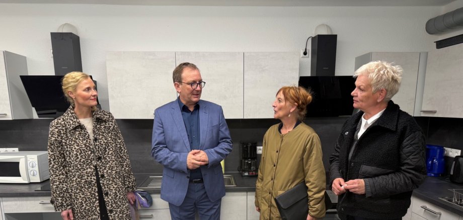 The photo was taken during the on-site visit and shows Headmistress Heike Hampe (2nd from right) and her deputy, Anja Gerth (left), in conversation with District Administrator Markus Bauer and Head of Department Anke Meyer (right).