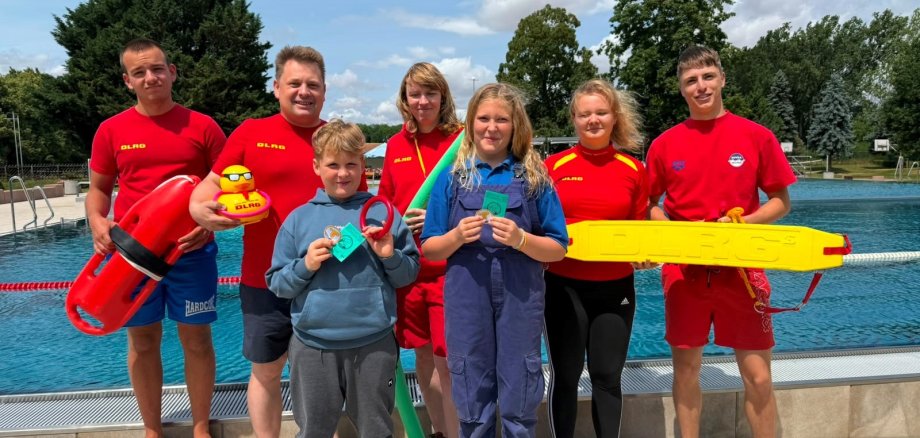 SCM swimming star supports Seepferdchen Sundays The photo shows members of the Bernburg branch of the DLRG and children who passed their swimming test on the first ‘Seepferdchen’ Sunday at the Alsleben outdoor pool