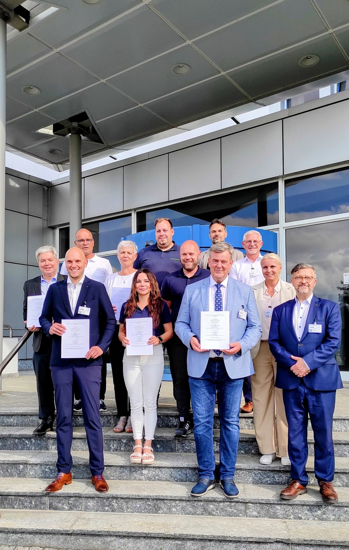 Partners are signing an agreement and aim to work together to advance the Seelandschule Nachterstedt’s PROFI-L vocational training project. The Salzlandkreis, which, as the school’s governing body, is currently investing millions in the secondary school’s refurbishment and expansion to transform it into a modern educational centre, is one of the first signatories.