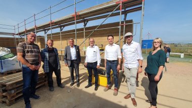(from left to right): Detlef Büttner, Building Regulations and Building Construction Department, Salzlandkreis, Hubert Heinrichs, responsible local earth builder and trainer, Dr Gunnar Schellenberger, President of the Saxony-Anhalt State Parliament, Dr Alfred Reichenberger, Saxony-Anhalt State Office for Monument Preservation and Archaeology, Prof Christof Ziegert, earth building expert, Dachverband Lehm e. V., Carsten Sußmann, architect from the architectural firm responsible for the project, Nora Beyer, Digitalisation and Innovation Office at Salzlandkreis.