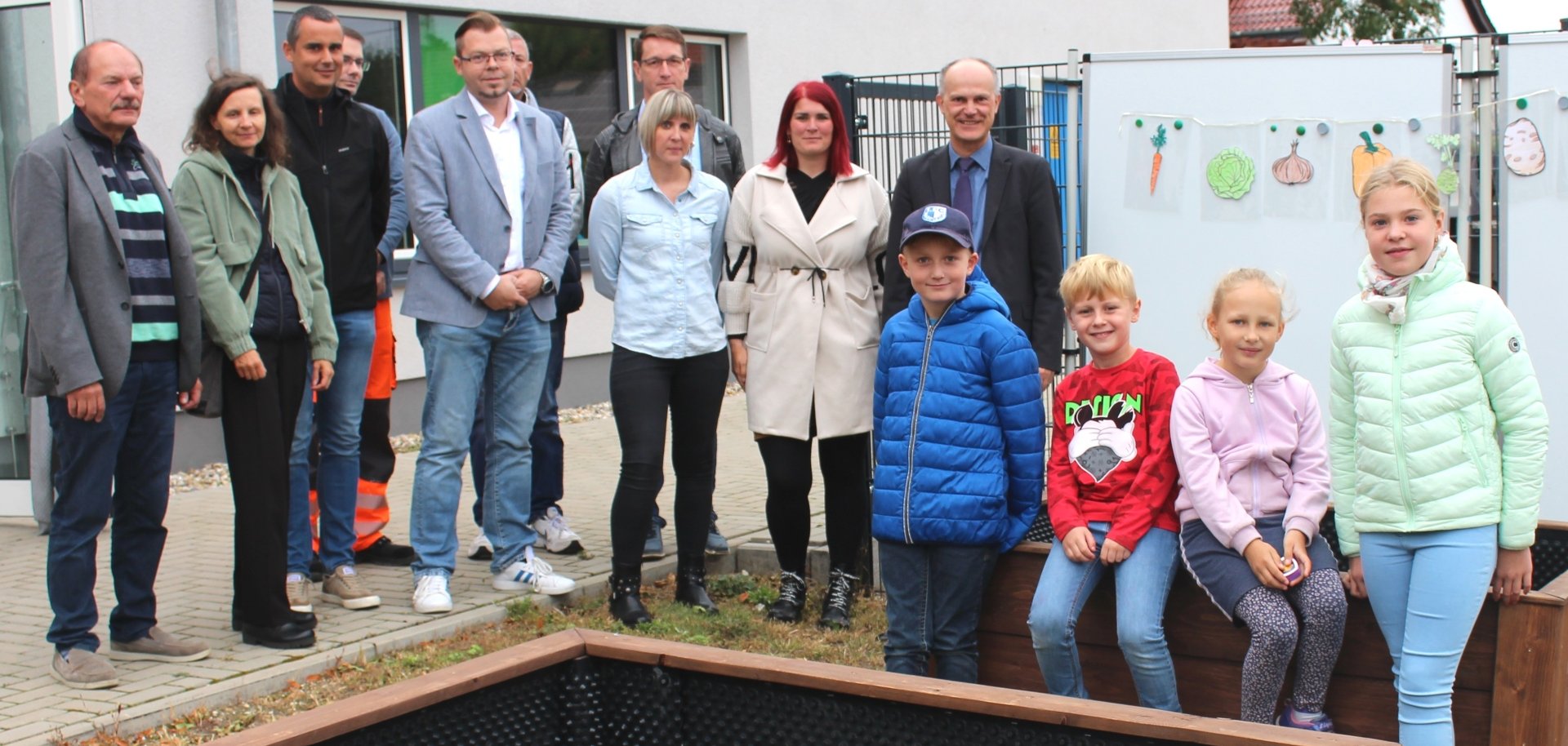 (delante, de izquierda a derecha): Emil, Fritz, Hilda y Eva aceptan las nuevas camas elevadas en nombre de los niños de la escuela primaria de Welsleben.