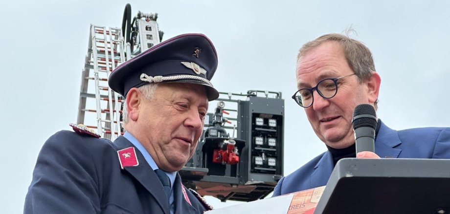 De izquierda a derecha: Hans-Ulrich Robitzsch, Jefe de Bomberos del Distrito, y Markus Bauer, Administrador del Distrito. De izquierda a derecha: Hans-Ulrich Robitzsch, Jefe de Bomberos del Distrito, y Markus Bauer, Administrador del Distrito.