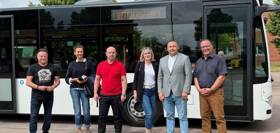 La foto (Salzlandkreis, Alexandra Bruscaini) de la cita en KVG Salzland muestra a los invitados polacos Tomasz Dec, Agnieszka Pieniążek y Kamil Dziukiewicz (3º, 4º y 5º por la izquierda) con el Director General de KVG, Gerd Hasskerl. La foto (Salzlandkreis, Alexandra Bruscaini) de la cita en KVG Salzland muestra a los invitados polacos Tomasz Dec, Agnieszka Pieniążek y Kamil Dziukiewicz (3º, 4º y 5º por la izquierda) con el Director General de KVG, Gerd Hasskerl.