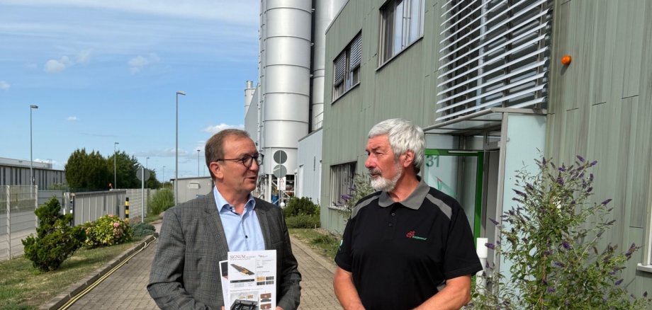 El administrador del distrito, Markus Bauer, felicita al propietario Holger Sasse (desde la izquierda). El administrador del distrito, Markus Bauer, felicita al propietario Holger Sasse (desde la izquierda).