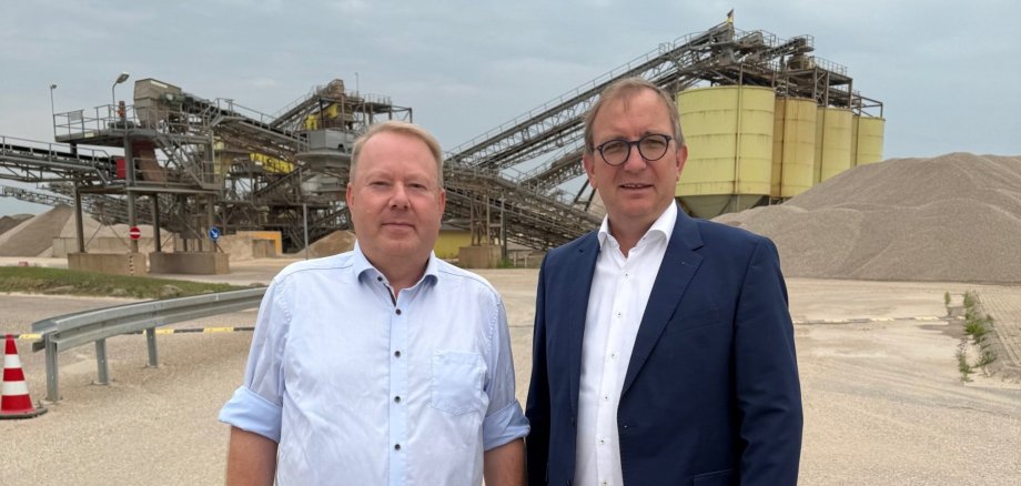 El administrador del distrito, Markus Bauer, visita Schwenk Sand & Kies Nord GmbH & Co. KG en el triángulo del Saale. De izquierda a derecha: Markus Bauer, Administrador del Distrito, y Thomas Sülzle, Director General.