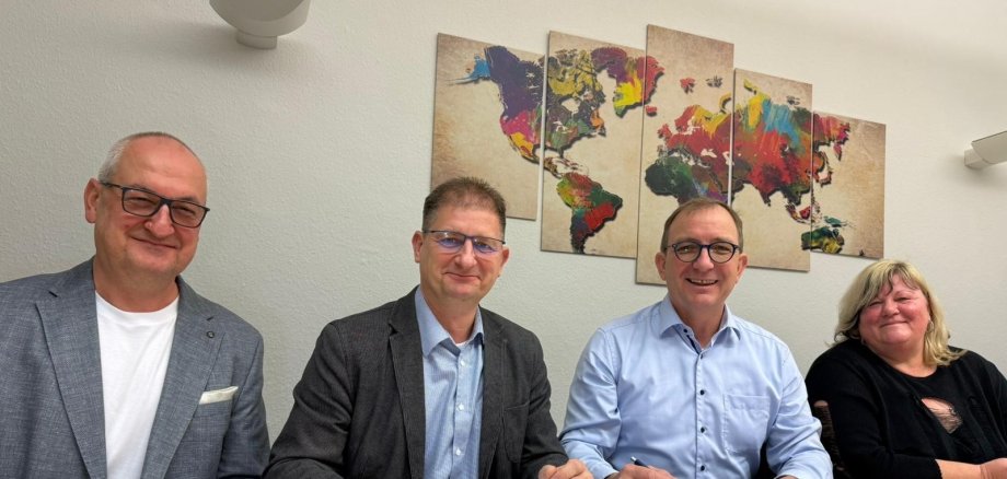 El alcalde de Eggersdorf, Stefan Jacobs, el alcalde de Bördeland, Marco Schmoldt, el administrador del distrito, Markus Bauer, y la alcaldesa de Großmühlingen, Ines Schleinitz (de izq. a dcha.), se congratulan de la conclusión del acuerdo para la nueva construcción del carril bici en el municipio de Bördeland.