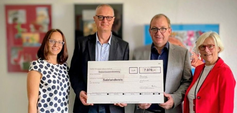 El administrador del distrito, Markus Bauer, y la empleada del distrito, Anja Herrmann, aceptan el cheque de la ÖSA de manos de Ronald Gattermann (2º por la izquierda) y Heike Wehemeyer (derecha). El administrador del distrito, Markus Bauer, y la empleada del distrito, Anja Herrmann, aceptan el cheque de la ÖSA de manos de Ronald Gattermann (2º por la izquierda) y Heike Wehemeyer (derecha).