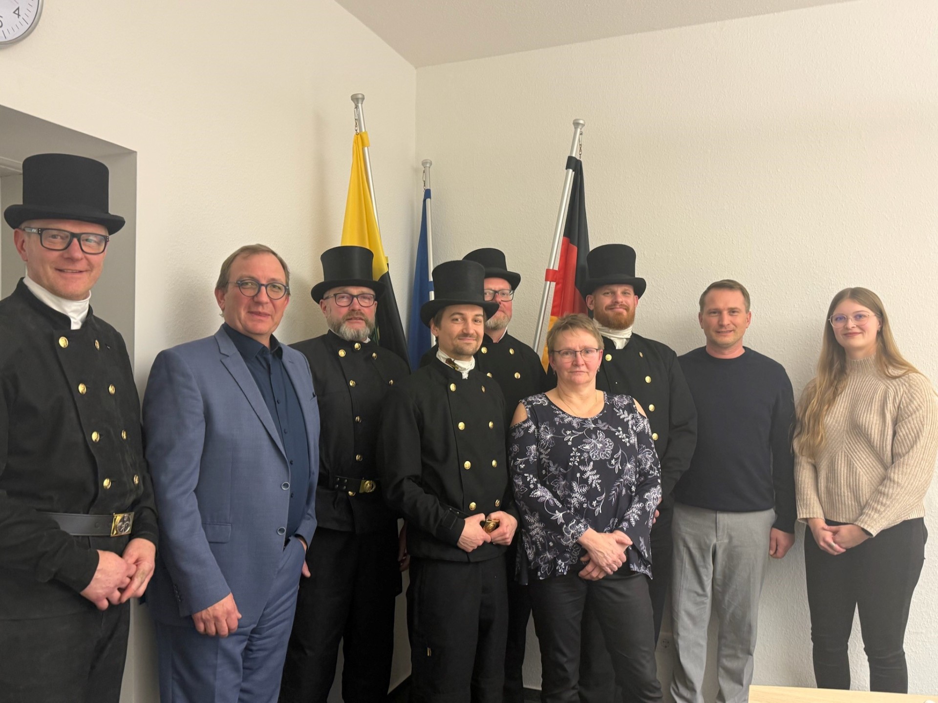 Landrat Markus Bauer (2.v.l.) empfing die Schornsteinfeger zum traditionellen Erfahrungsaustausch in seinem Beratungsraum.
