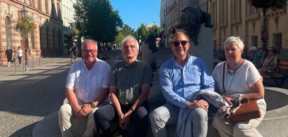 El alcalde de Worpswede, Stefan Schwenke (a la izquierda en la foto), en Bernburg junto al presidente del consejo regional, Markus Bauer (3.º por la izquierda), frente a una estatua de bronce de «Stillen Post» El alcalde de Worpswede, Stefan Schwenke (a la izquierda en la foto), en Bernburg junto al presidente del consejo regional, Markus Bauer (3.º por la izquierda), frente a una estatua de bronce de «Stillen Post»