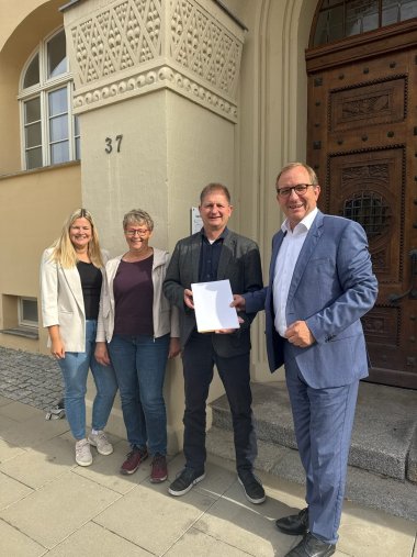 De derecha a izquierda: Markus Bauer, presidente del distrito, en la sesión informativa conjunta con Marco Schmoldt, alcalde de Bördeland, así como Evelin Wolter y Luisa Brune, empleadas del Servicio Especializado de Desarrollo Distrital, Económico y Turístico.