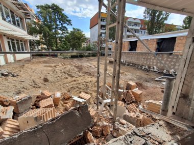 La foto muestra las obras actuales de la escuela de educación especial «Lebensweg», situada en la calle Karl-Marx de Bernburg. La escuela se está reformando y ampliando como medida de apoyo, con una inversión de varios millones. La foto muestra las obras actuales de la escuela de educación especial «Lebensweg», situada en la calle Karl-Marx de Bernburg. La escuela se está reformando y ampliando como medida de apoyo, con una inversión de varios millones.