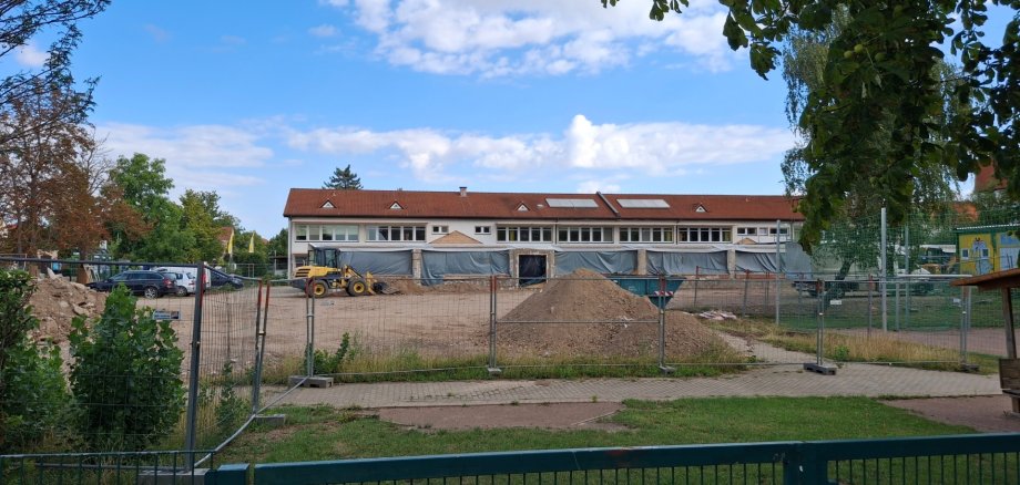La foto muestra las obras actuales de la escuela de educación especial «Lebensweg», situada en la calle Karl-Marx de Bernburg. La escuela se está reformando y ampliando como medida de apoyo, con una inversión de varios millones. La foto muestra las obras actuales de la escuela de educación especial «Lebensweg», situada en la calle Karl-Marx de Bernburg. La escuela se está reformando y ampliando como medida de apoyo, con una inversión de varios millones.