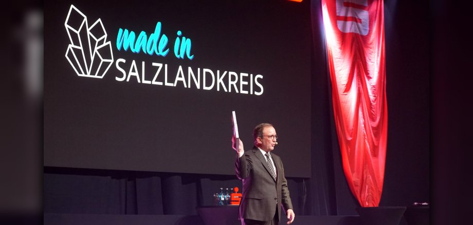 El administrador del distrito, Markus Bauer, presenta la nueva etiqueta "made in Salzlandkreis El administrador del distrito, Markus Bauer, presenta la nueva etiqueta "made in Salzlandkreis