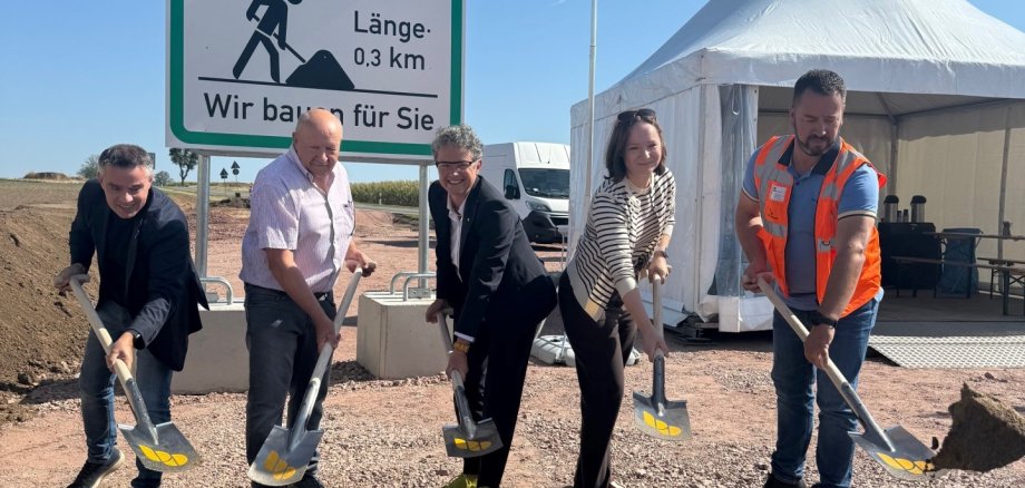 Inicio de las obras de la nueva rotonda cerca de Plötzkau Inicio de las obras de la nueva rotonda cerca de Plötzkau