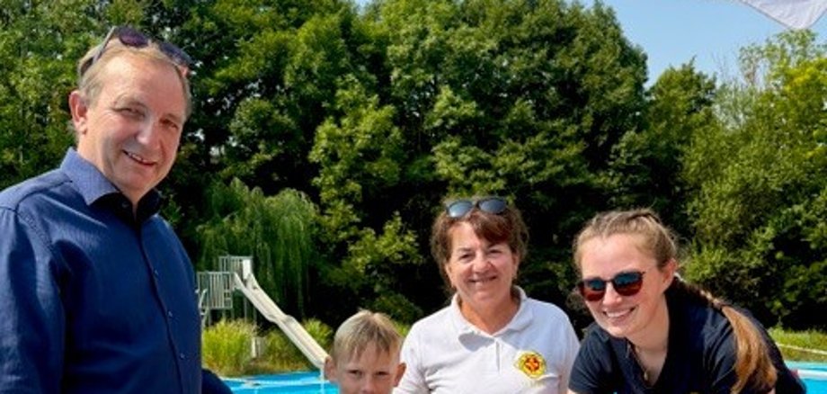 El presidente del distrito, Markus Bauer, junto a uno de los pequeños graduados del curso «Caballitos de mar», y Uta Krauß y Cindy Elle, de la ASB (de izquierda a derecha) El presidente del distrito, Markus Bauer, junto a uno de los pequeños graduados del curso «Caballitos de mar», y Uta Krauß y Cindy Elle, de la ASB (de izquierda a derecha)