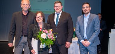 De izquierda a derecha: Andreas Ahlhelm, Director General de Salzlandküche; Sigrid Kullack, galardonada con el Premio Honorífico; Stephan Czuratis, Alcalde de Salzstadt Staßfurt; Stefan Wagner, Director de Operaciones de Salzlandküche GmbH.
