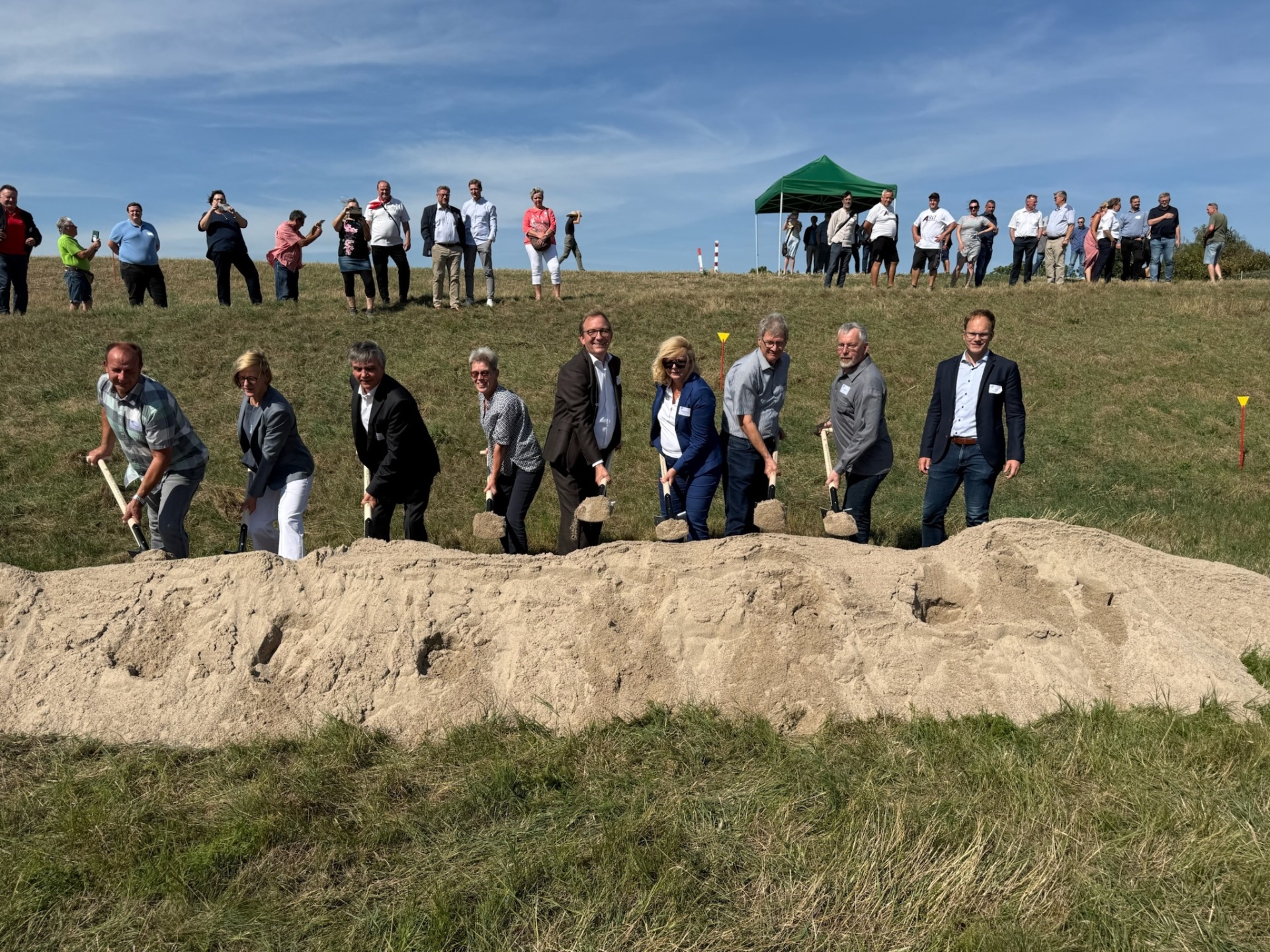 En la imagen aparece el presidente del distrito, Markus Bauer (en el centro), junto a los representantes políticos y administrativos que han participado en la construcción del mayor puente para peatones y ciclistas del este de Alemania.