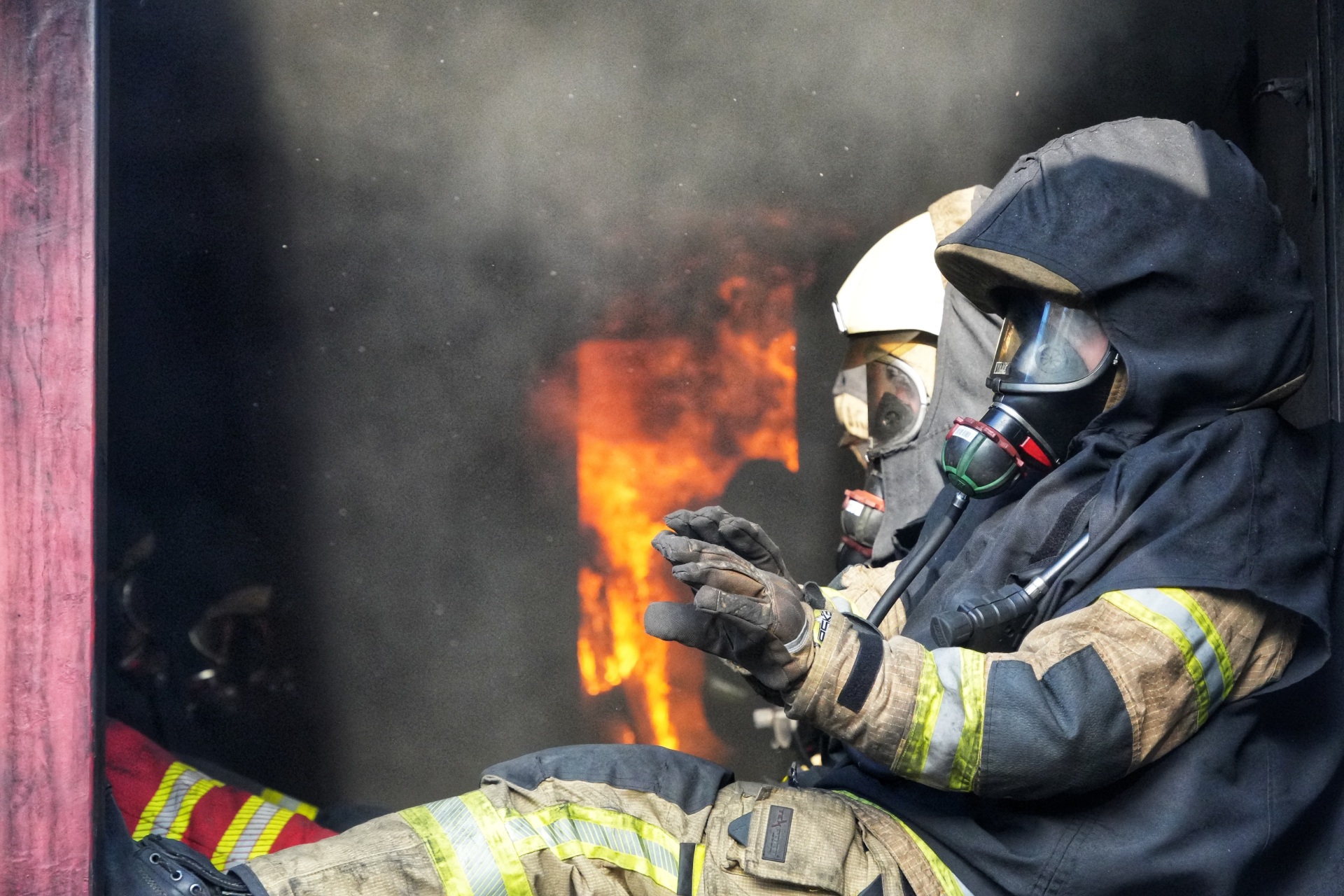 La imagen muestra a los bomberos durante un simulacro de incendio real en Bernburg.