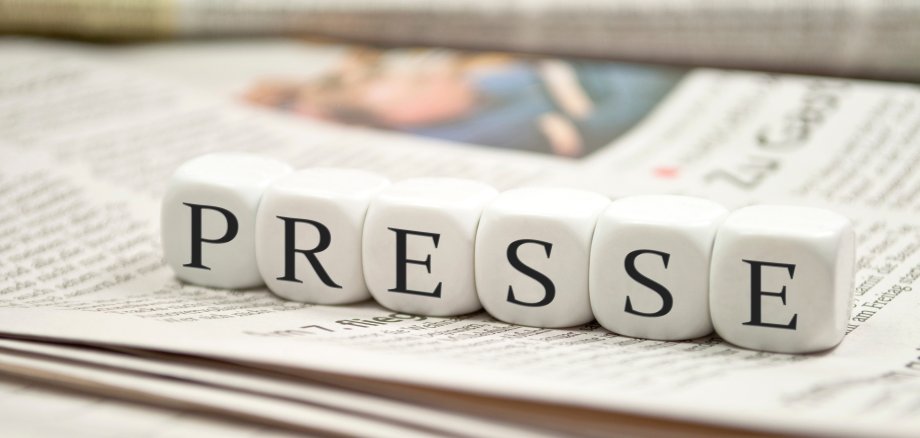 La inscripción «Prensa» con periódicos al fondo La inscripción «Prensa» con periódicos al fondo