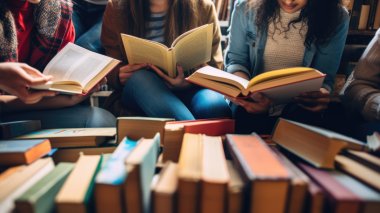 Un grupo de amigos leyendo libros juntos.