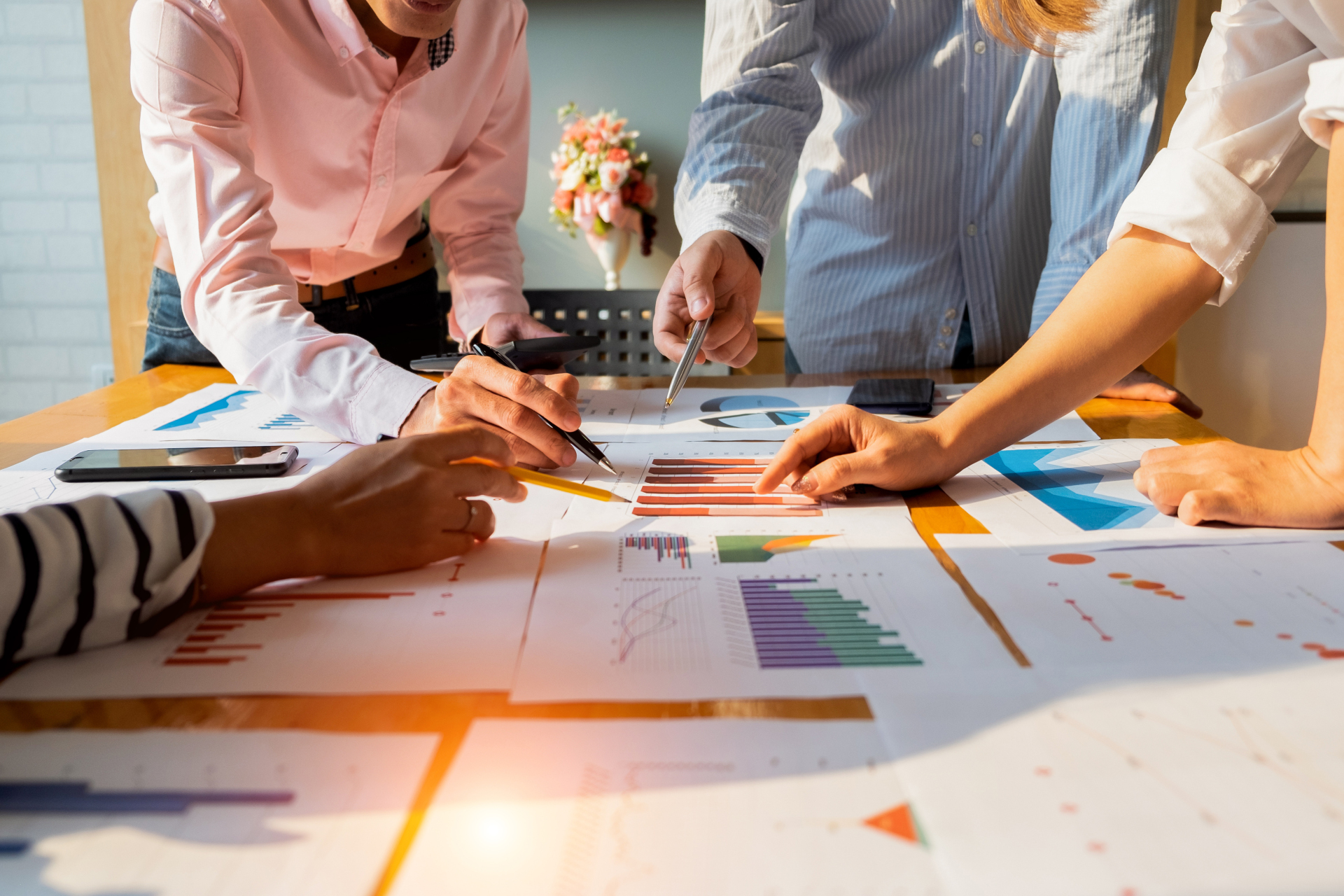 Los empresarios analizan gráficos de inversión, se reúnen para intercambiar ideas y discutir planes en la sala de reuniones, concepto de inversión