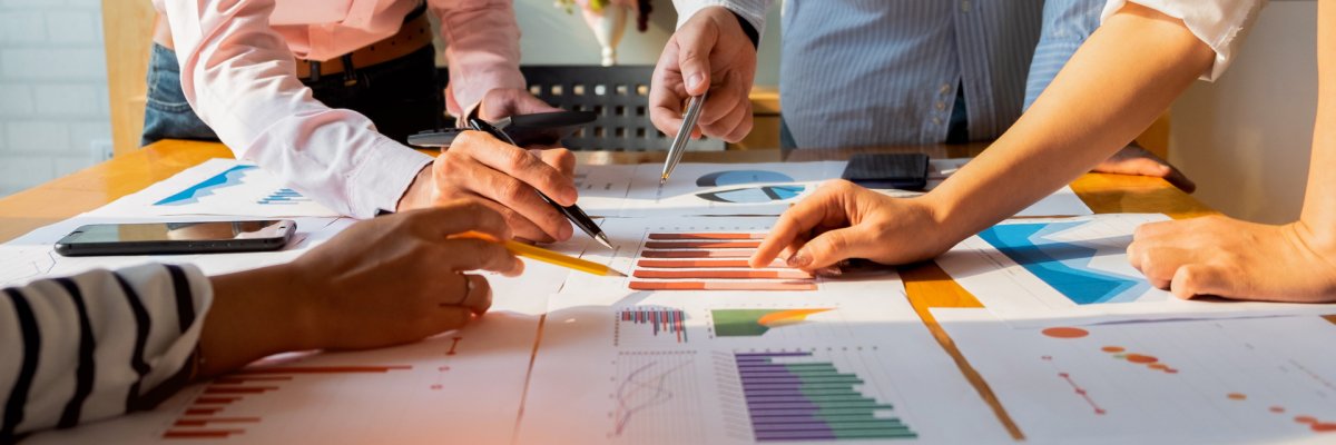 Los empresarios analizan gráficos de inversión y se reúnen para intercambiar ideas Los empresarios analizan gráficos de inversión, se reúnen para intercambiar ideas y discutir planes en la sala de reuniones, concepto de inversión