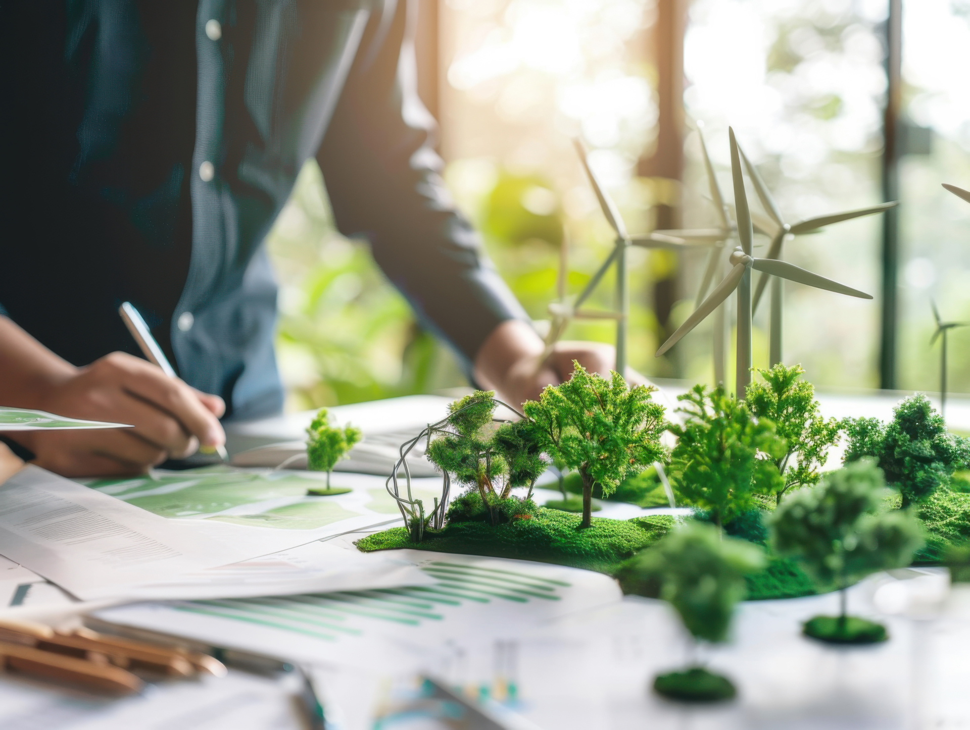 Persona que trabaja en un proyecto duradero y ecológico con un