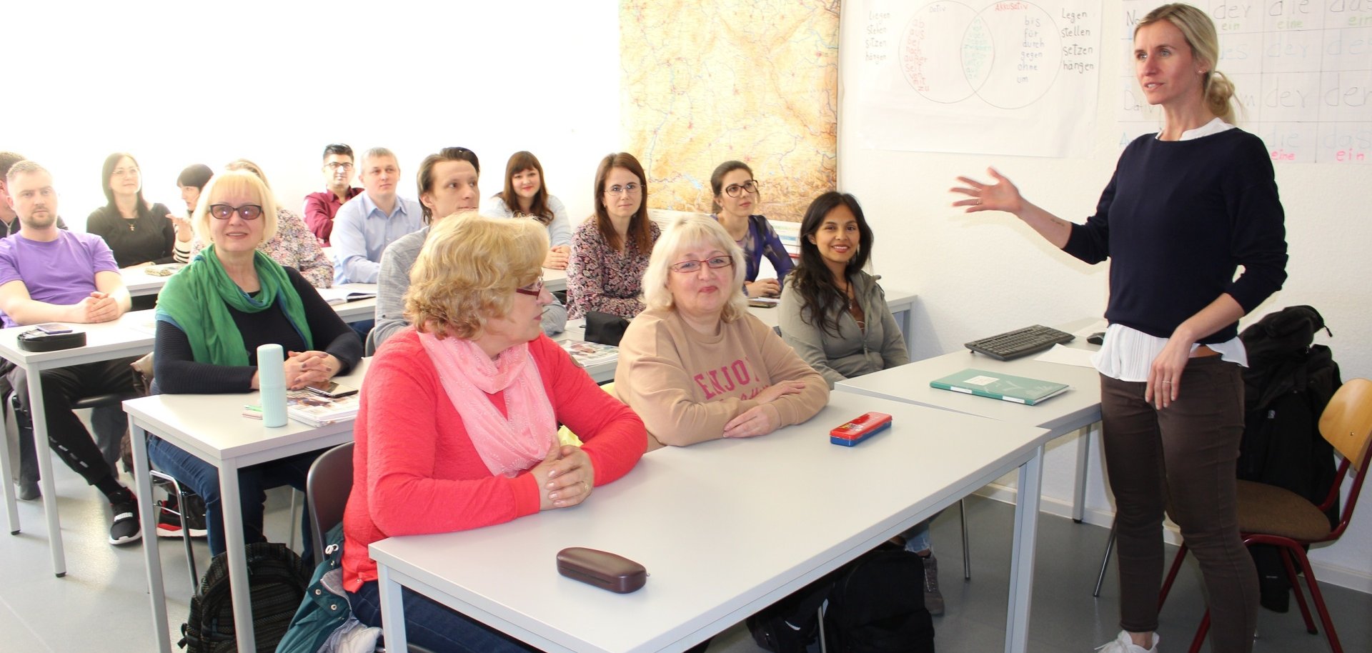 Julia Fröhlich (enseignante à la KVHS Salzlandkreis) s'adresse aux participants du cours d'intégration.