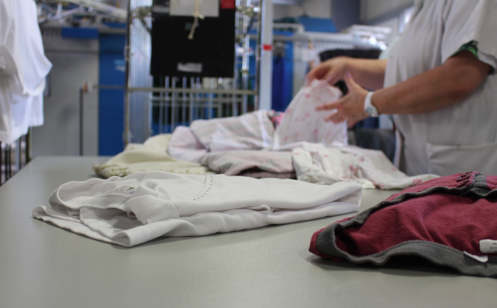Le linge est trié et étendu à la main.