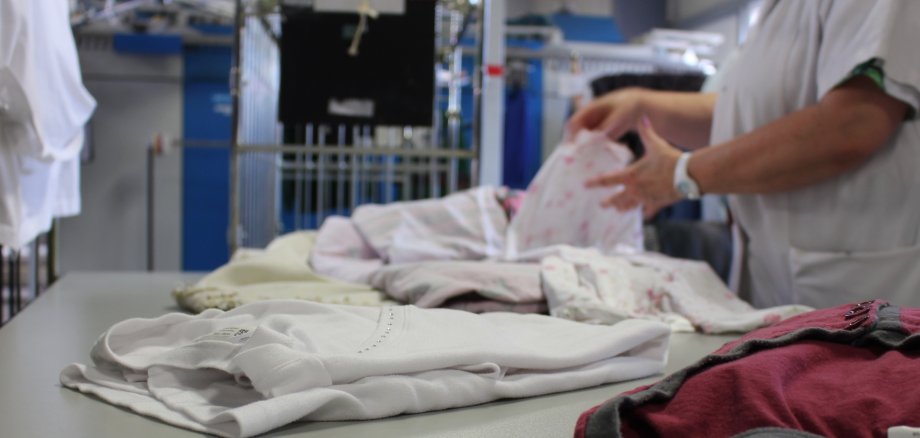 Le linge est trié et étendu à la main.