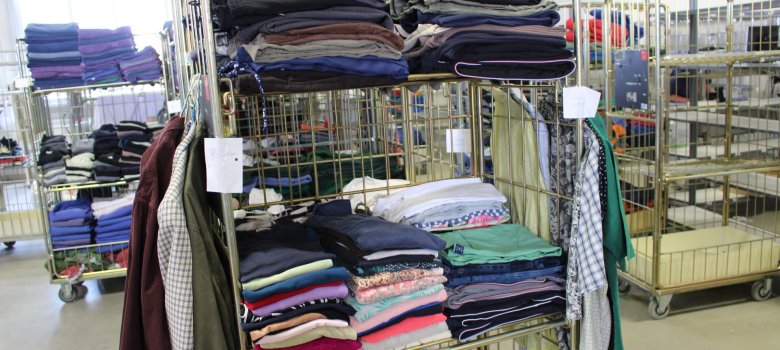 Les vêtements nettoyés sont prêts à être chargés.