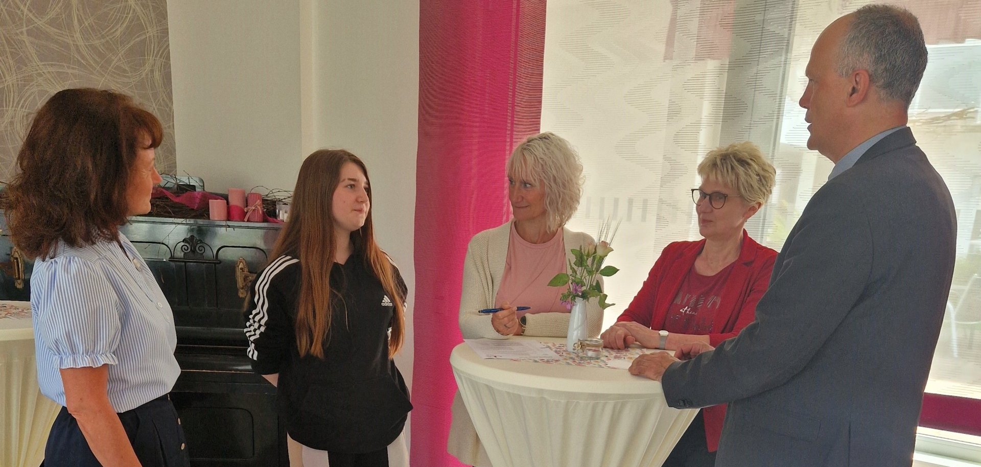 Photo (de gauche à droite) : Doreen Albrecht (Responsable de l'insertion et de la participation au Jobcenter Salzlandkreis), Emely Samantha Kempa (future apprentie "aide-soignante reconnue par l'Etat"), Kristina Fritsche (Responsable des soins en milieu hospitalier au sein du service de soins Koschmieder), Annett Koschmieder (Directrice du service de soins à domicile Koschmieder et de la résidence pour personnes âgées Tannenhof à Calbe), Thomas Holz (Directeur opérationnel du Jobcenter Salzlandkreis).