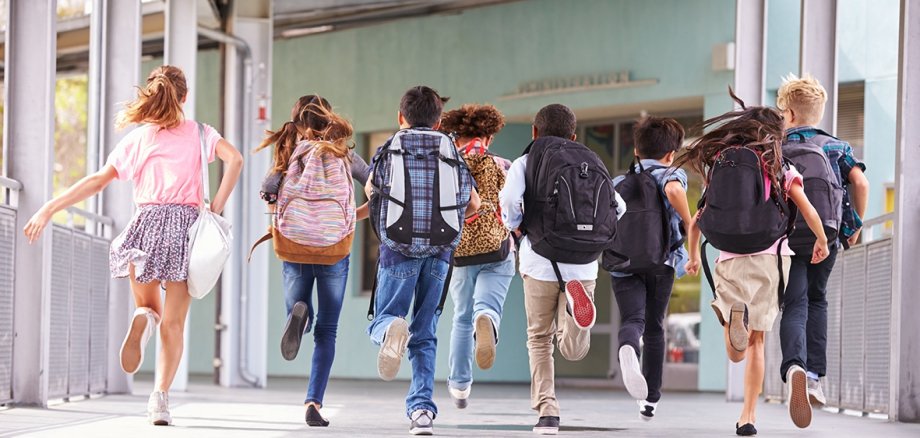 Les enfants à l'école Groupe d'élèves marchant dans le couloir de l'école.