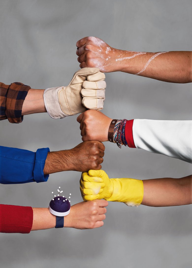 Différentes mains superposées.