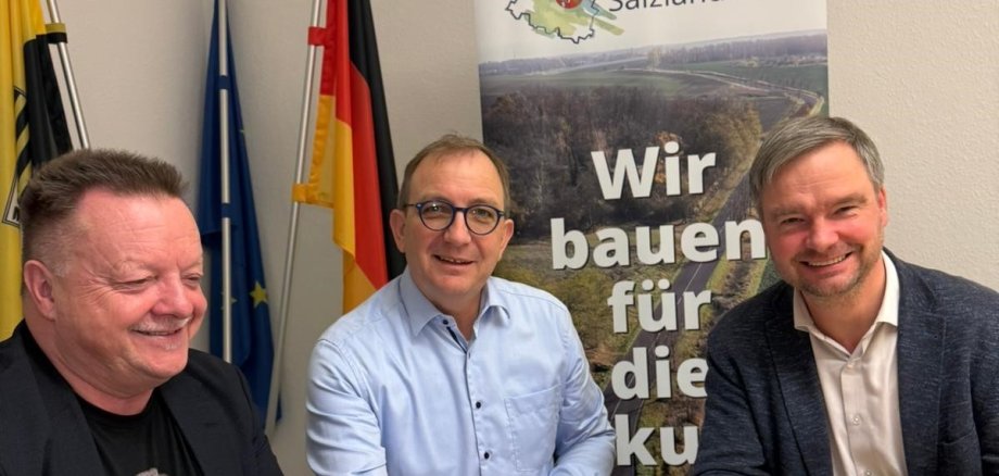 Le chef de service Tilo Wechselberger, le Landrat Markus Bauer et le maire d'Aschersleben Steffen Amme (de gauche à droite) lors de la signature du contrat au Landratsamt à Bernburg.