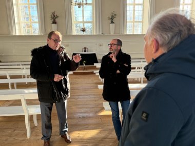 Le Landrat Markus Bauer en discussion avec le directeur de la caisse d'épargne Hans-Michael Strube et le maire de Gnadau Andreas Gutsche (de gauche à droite). Le Landrat Markus Bauer en discussion avec le directeur de la caisse d'épargne Hans-Michael Strube et le maire de Gnadau Andreas Gutsche (de gauche à droite).