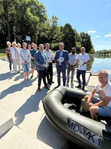 Le Landrat Markus Bauer (4ème à partir de la droite) et le maire de Könnern Martin Zbyszewski (6ème à partir de la droite) ont inauguré en début de semaine, en compagnie de citoyens de la ville et de représentants d'entreprises, la passerelle de la Saale près du château Georgsburg à Könnern. Le Landrat Markus Bauer (4ème à partir de la droite) et le maire de Könnern Martin Zbyszewski (6ème à partir de la droite) ont inauguré en début de semaine, en compagnie de citoyens de la ville et de représentants d'entreprises, la passerelle de la Saale près du château Georgsburg à Könnern.