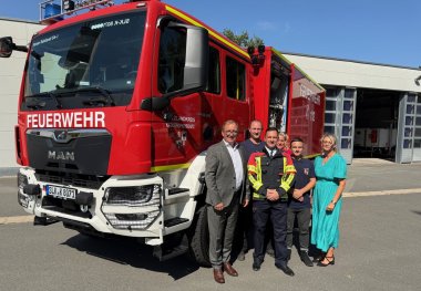 Le Landrat Markus Bauer et le chef des pompiers du district Tobias Schumann (au premier rang) ont mis en service le nouveau véhicule avec le personnel du service spécialisé de protection contre les incendies et les catastrophes et du service de secours du district de Salzbourg. Le Landrat Markus Bauer et le chef des pompiers du district Tobias Schumann (au premier rang) ont mis en service le nouveau véhicule avec le personnel du service spécialisé de protection contre les incendies et les catastrophes et du service de secours du district de Salzbourg.