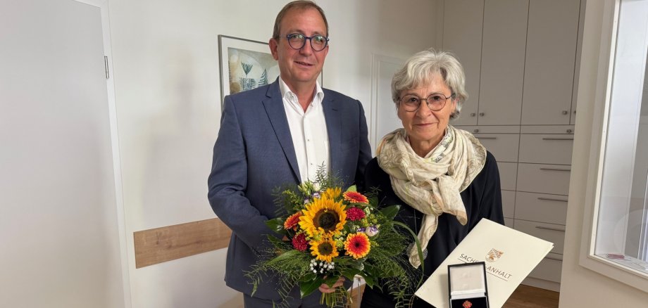 Le Landrat Markus Bauer (à g.) a remis à Annette Schmalenberger, médecin généraliste, l'insigne d'honneur du Land. Le Landrat Markus Bauer (à g.) a remis à Annette Schmalenberger, médecin généraliste, l'insigne d'honneur du Land.